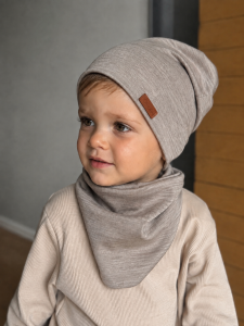 Czapka z apaszką z welny merino na chłopcu dwuletnim