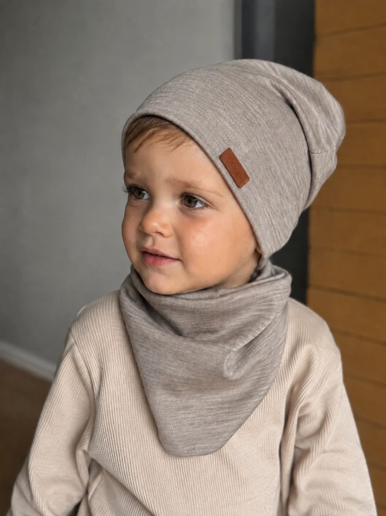 Czapka z apaszką z welny merino na chłopcu dwuletnim