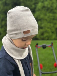 Cienka bezowa czapka z apaszką z welny merino na chlopcu 2 lata