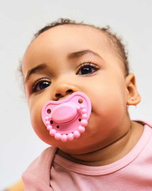 luu-kids-pink-a-boo-portret_2048x2048.jpg.webp